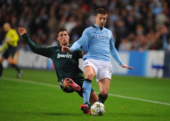 老友相见，孙兴慜赛后与正在恢复的热刺前队友们聊天（赛后重逢，孙兴慜与正在康复的热刺旧友畅聊）