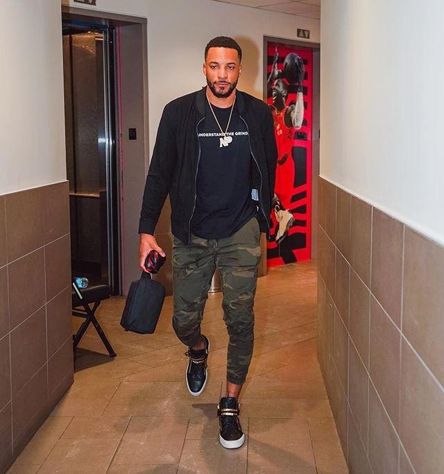 支持两个前东家？保罗现场观战雷霆和马刺的NBA杯半决赛（保罗现身NBA杯半决赛观战雷霆对马刺，疑似同时为两支旧东家助威？）