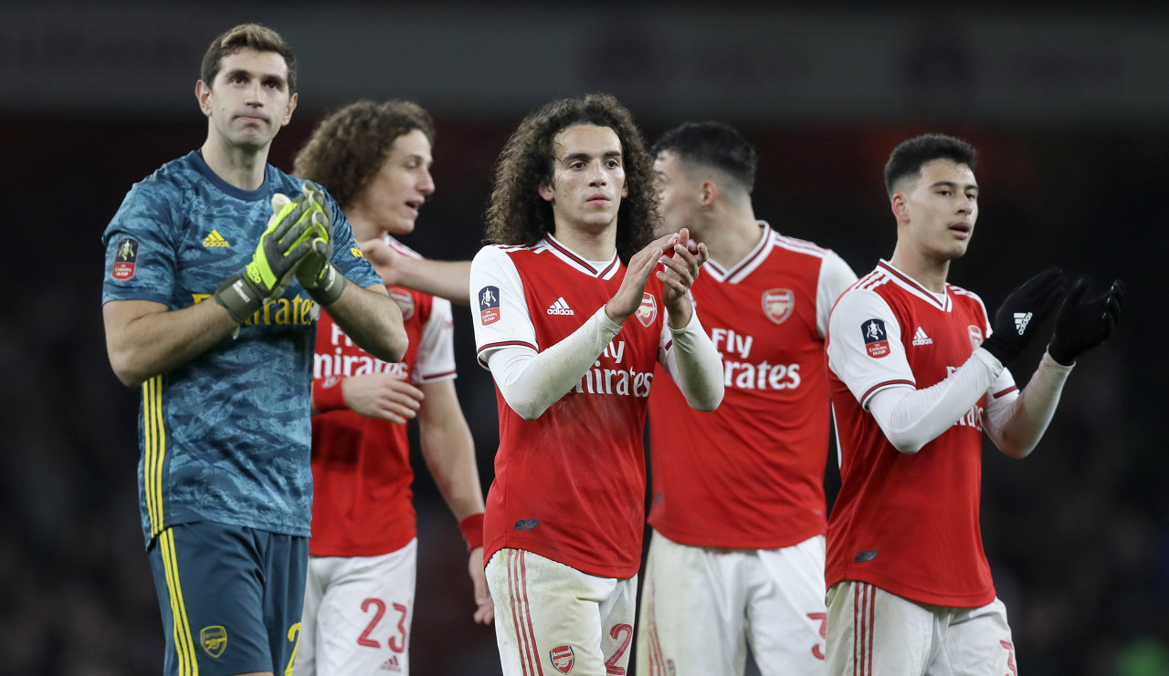 卧底？哈克斯半场10投仅1中拿到3分出现2失误 正负值-8最低（哈克斯半场低迷：10投1中仅3分、2次失误，正负值-8全队最低）