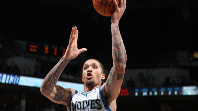 后脑勺抢断！琼斯传球击中王哲林 上海顺势抢断反击得手（琼斯传球误中王哲林后脑勺，上海趁机抢断快攻得分）