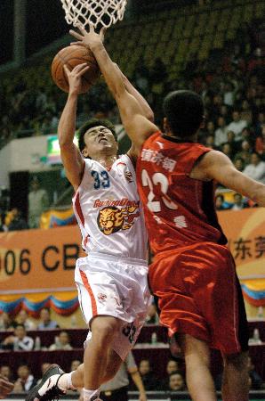 追星现场？这才是真正的双向奔赴！残特奥会赛场上，观众围着运动员们要签名！（这才是双向奔赴！残特奥会赛场成“追星”现场，观众争相向运动员要签名）