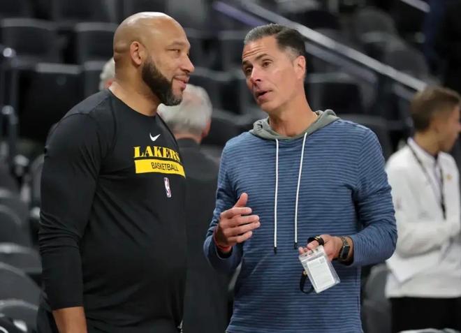 足球国足球迷自发组织万人方阵助威（国足球迷自发组建万人方阵为球队助威）