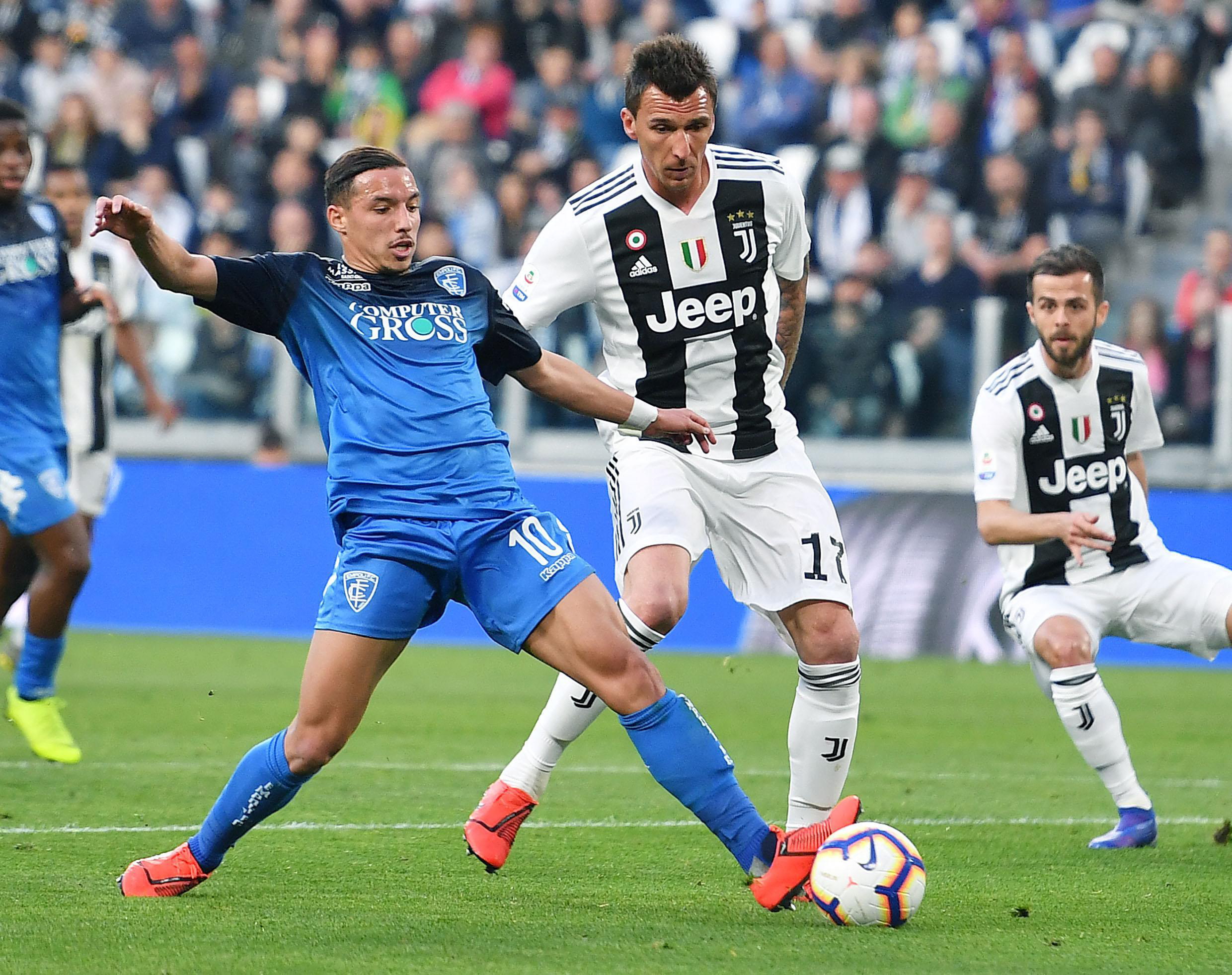 探寻米切尔半场压哨打板三分球的幕后故事（揭秘米切尔半场压哨打板三分背后的秘密）