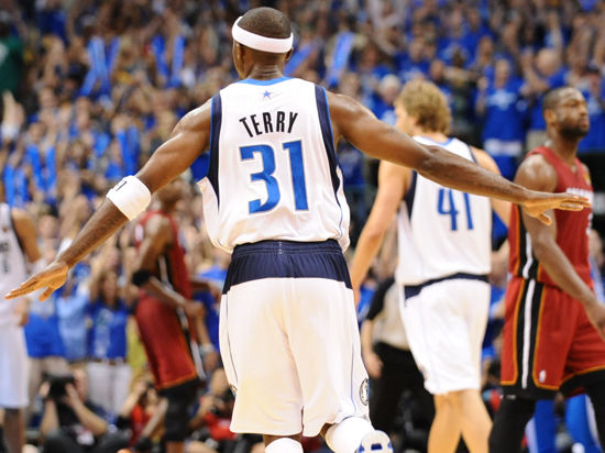 拉波尔塔：已与欧足联协商在诺坎普踢欧冠，对获准持乐观态度（拉波尔塔：已与欧足联沟通在诺坎普进行欧冠，审批前景乐观）