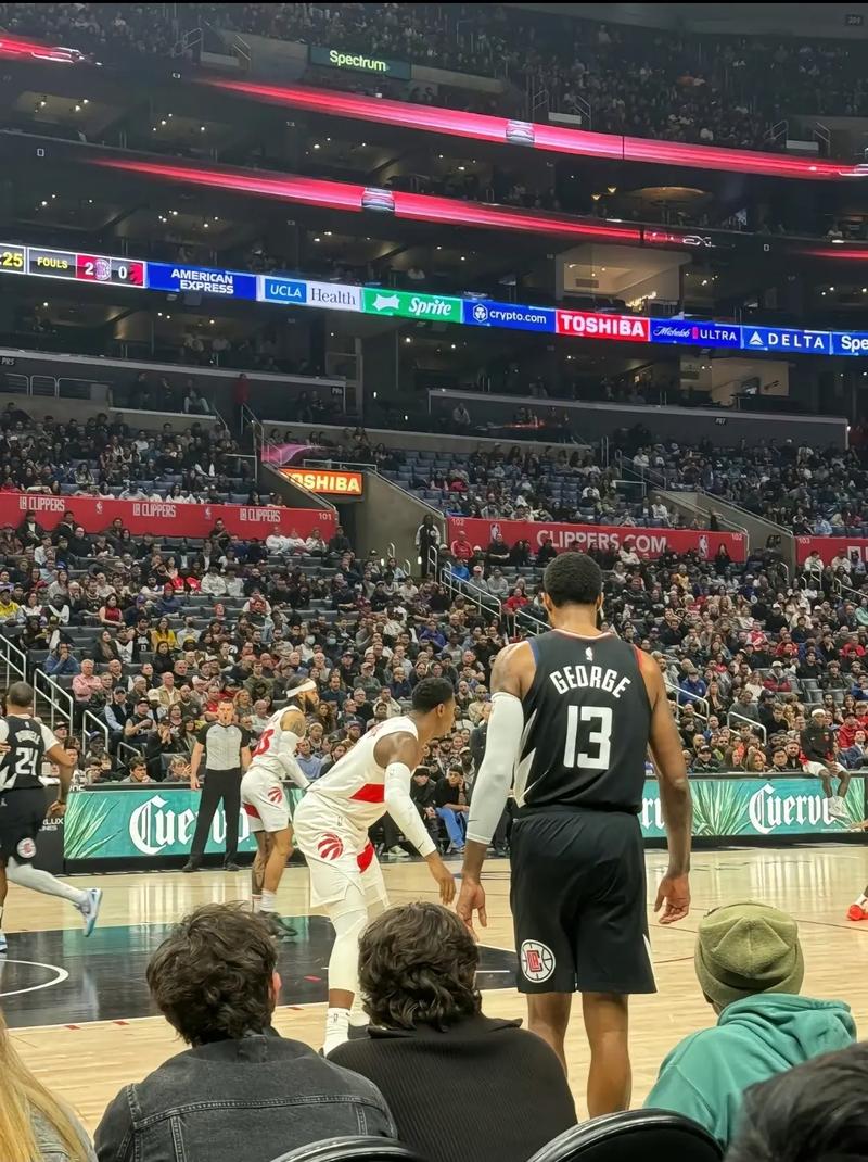 卡尔vs弗赖堡数据：传射建功，完成4次过人+3次抢断（卡尔对阵弗赖堡数据：传射齐发，4次过人与3次抢断）