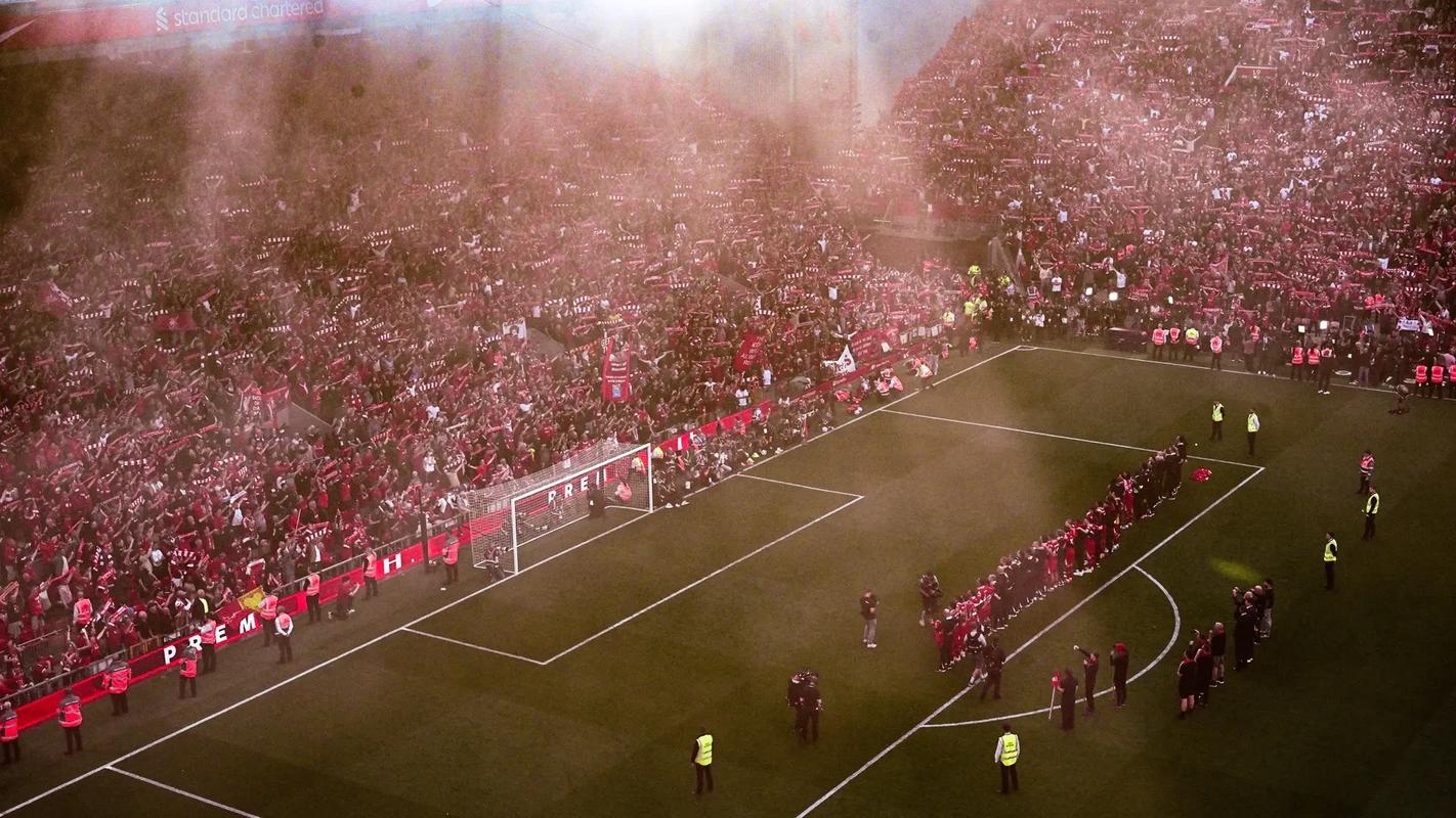 山雨欲来！英超冠军彻底爆了：2功臣炮轰+斯洛特遭兵变 队长表态（英超冠军危机四伏：两大功臣开炮，斯洛特遭更衣室逼宫，队长发声）