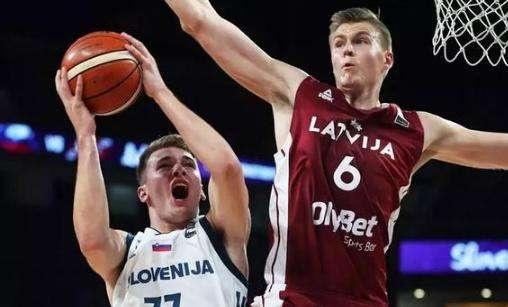 足球中超队长带伤上阵，拼劲获赞（中超队长带伤出战，顽强拼搏赢称赞）