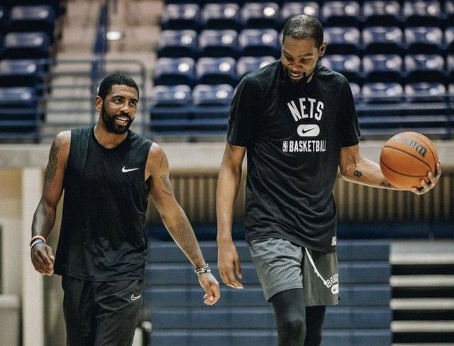 亨利批萨拉赫：此类事情不应公开谈论，我在巴萨时就没这么干（亨利质疑萨拉赫：这类事不该公开，我在巴萨从未这样做）