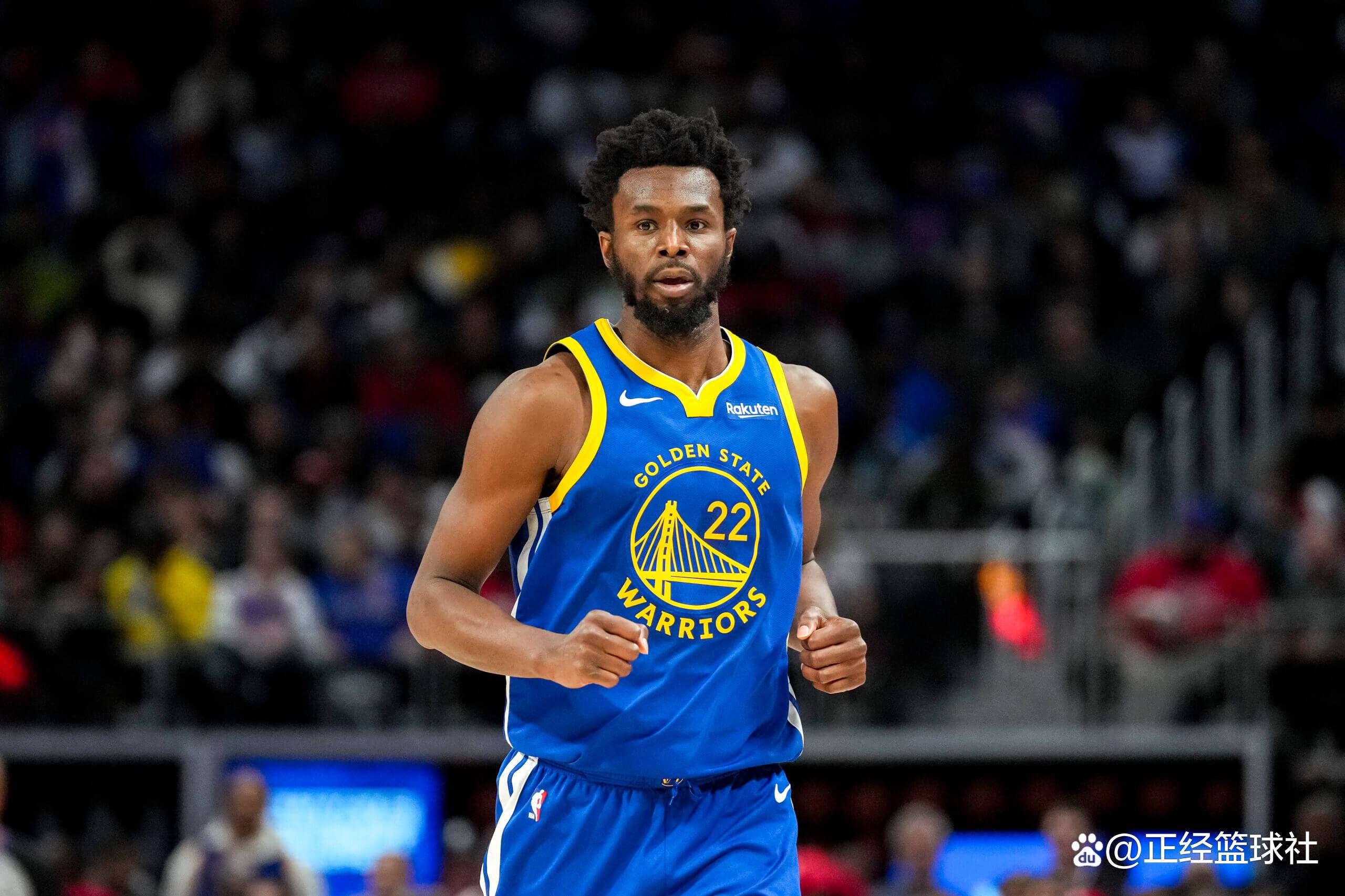 篮球篮网球迷为球队送上支持横幅（篮网球迷举起横幅为球队助威）