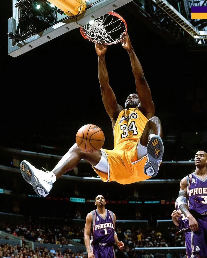 阿努诺比半场发挥神勇，10投8中得分20分（阿努诺比半场火力全开，10投8中砍下20分）