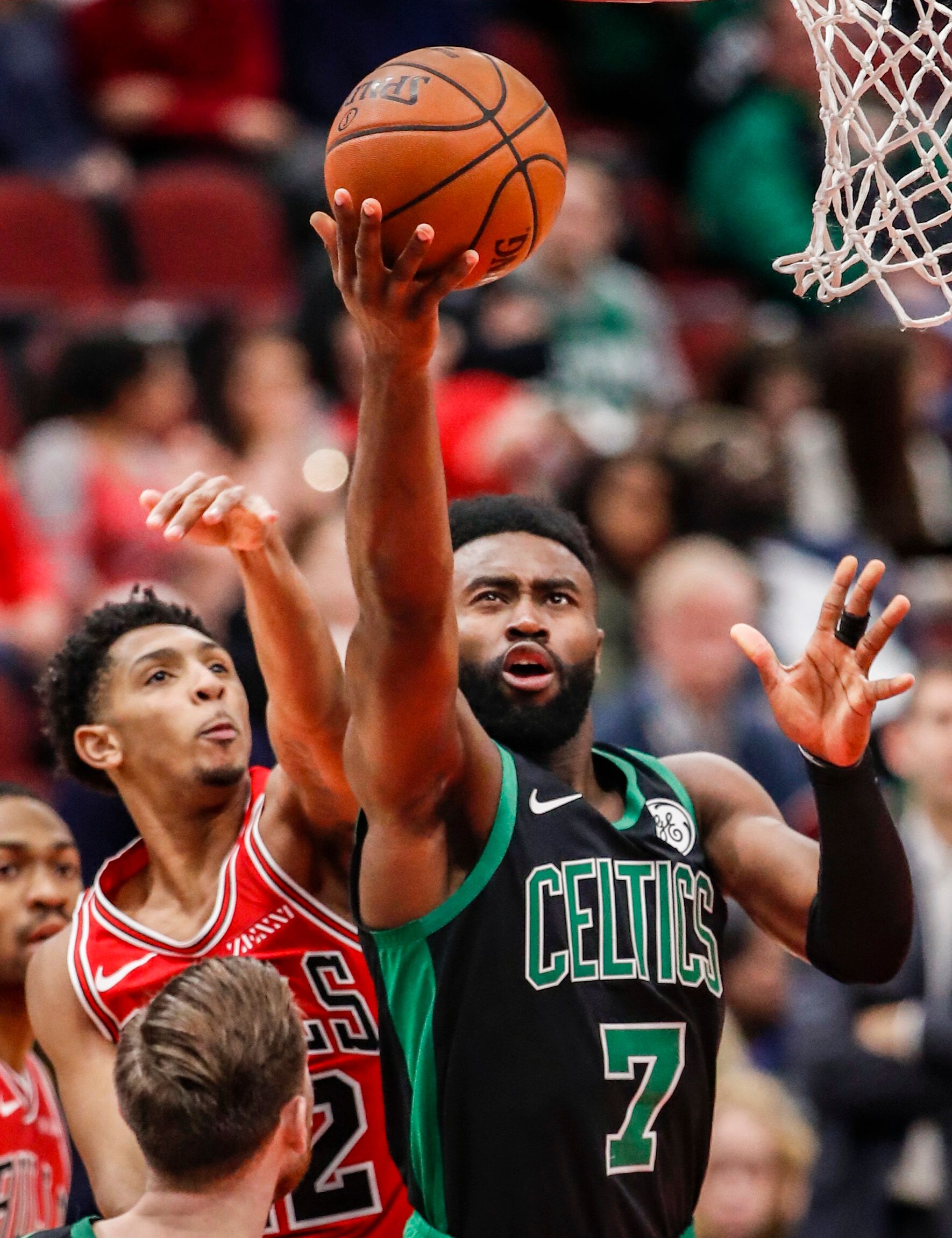 高强度卡位对抗的幕后故事（激烈卡位之争的背后秘闻）