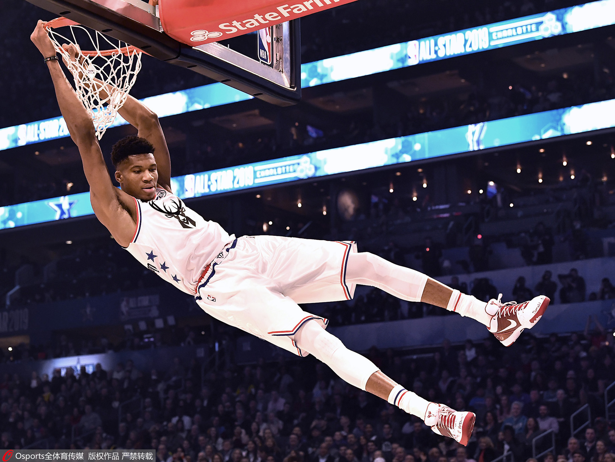 感谢背后的付出，法比奥向国安基地负责洗衣的两位大姐献花（法比奥为国安基地洗衣两位阿姨送花致敬幕后付出）