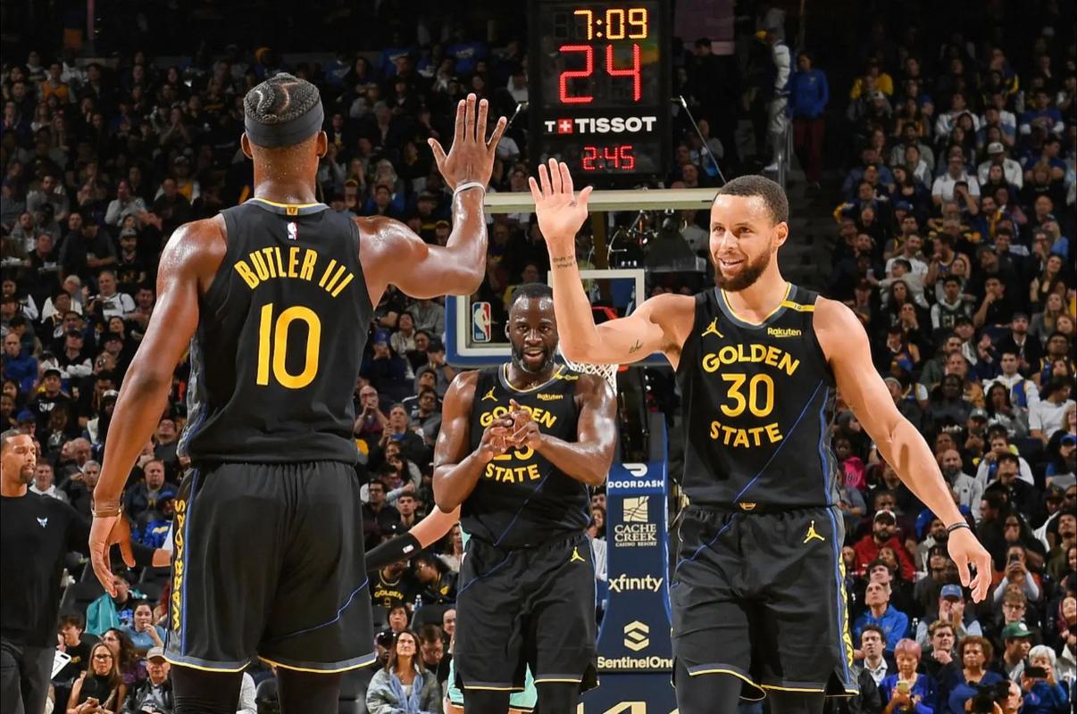 皇马官方：阿诺德左腿股四头肌股直肌损伤；据悉缺阵约两个月（皇马官宣：阿诺德左大腿股直肌受伤，预计伤停约两个月）