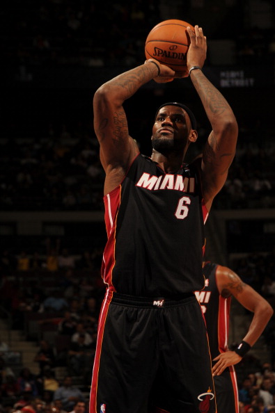 科克获赠马竞700场里程碑纪念球衣，并与全队合影留念（科克获马竞700场里程碑纪念战袍，全队合影致敬）