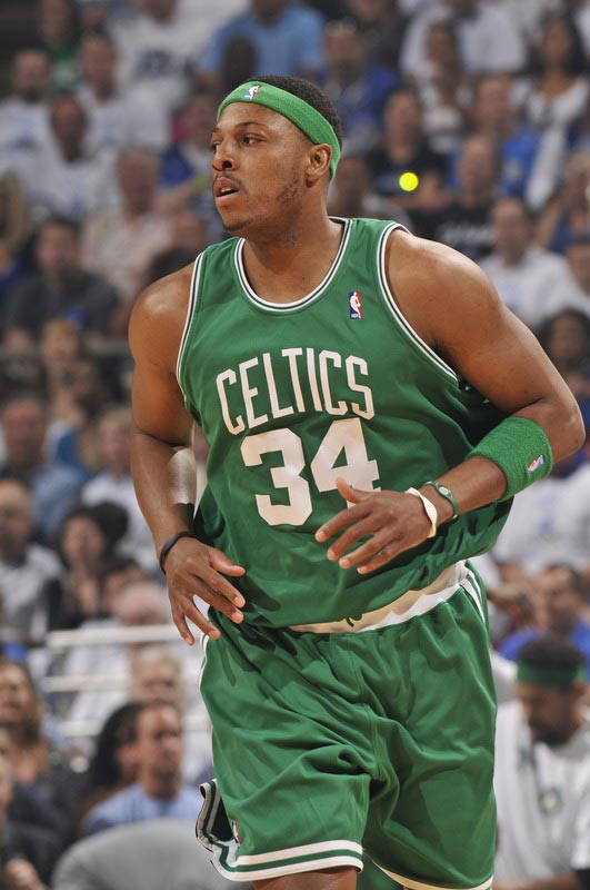 手感颇佳！乔治半场8中6轻取14分2抢断（乔治状态火热，上半场8投6中砍下14分外加2次抢断）