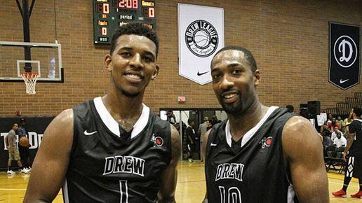 远在迈阿密心系罗马，托蒂和坎德拉用手机观看老东家焦点大战（托蒂与坎德拉身在迈阿密，仍用手机观看罗马焦点战）