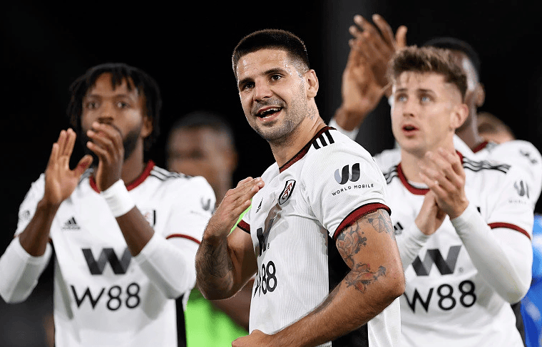 国安备战足协杯决赛，法比奥入选，韩佳奇随队助战，球队士气高昂。（国安剑指足协杯决赛：法比奥入列，韩佳奇随队压阵，士气如虹）