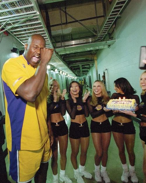 皇马本泽马梅开二度助球队取胜（本泽马双响助皇马全取三分）