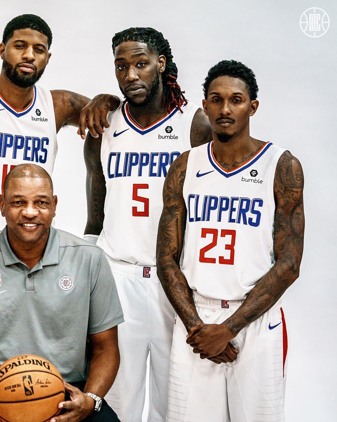 六台：皇马更衣室气氛紧张，阿隆索赛后没和队员有任何接触（六台：皇马更衣室剑拔弩张，阿隆索赛后未与球员交流）