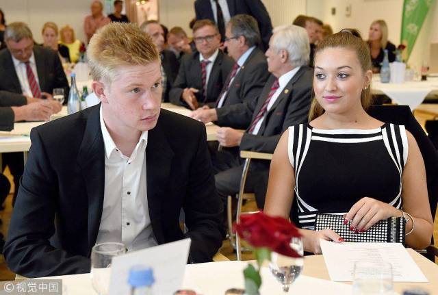 熟悉的场地！独行侠克莱汤普森替补出场 勇士主场观众掌声雷动（旧地重游！独行侠克莱·汤普森替补亮相，勇士主场掌声如潮）