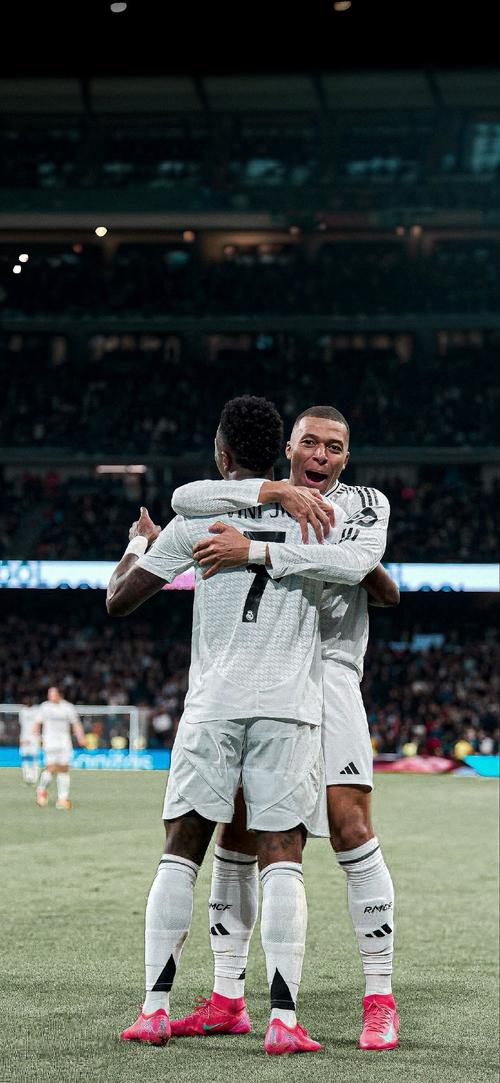 特朗普：我踢球的水平与C罗梅西差不太多，速度可能更快一点（特朗普称自己踢球水平与梅西C罗相仿，速度可能更快）