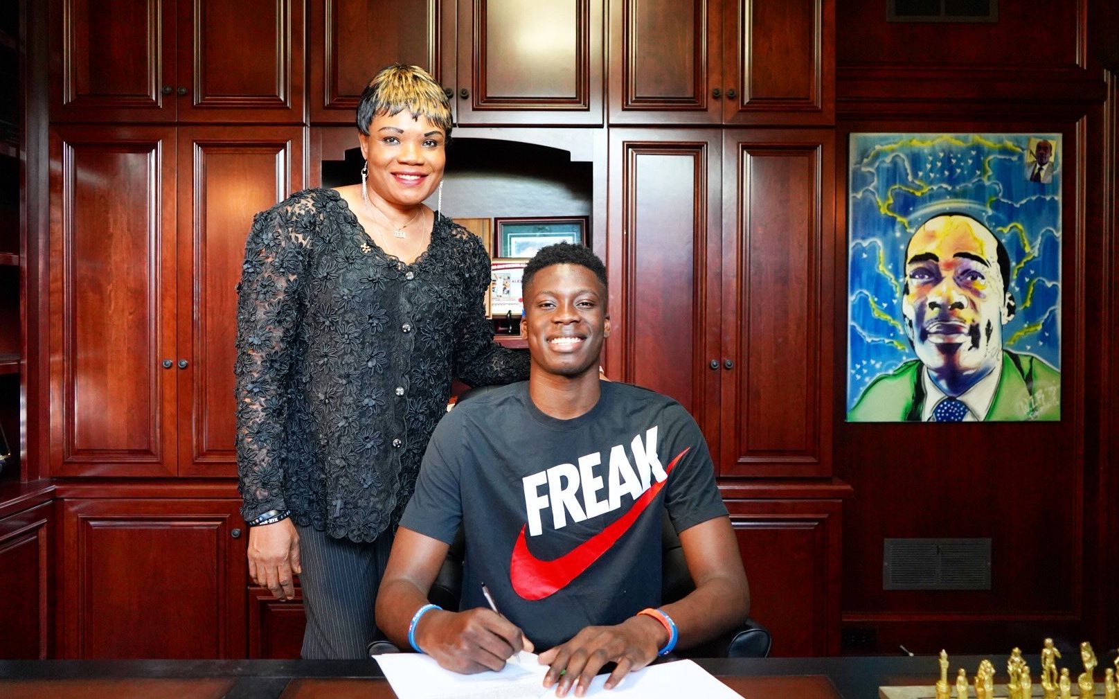 记者：格纳布里接近与拜仁续约两年，税前年薪最高1500-1600万（记者：格纳布里有望与拜仁续约2年，税前年薪上限1500万-1600万）