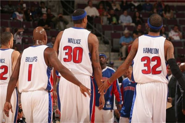 最后连失绝平三分！贺希宁19中9空砍21+8+8 三分6中0（关键时刻连失扳平三分！贺希宁19投9中空砍21分8板8助 三分球6投0中）