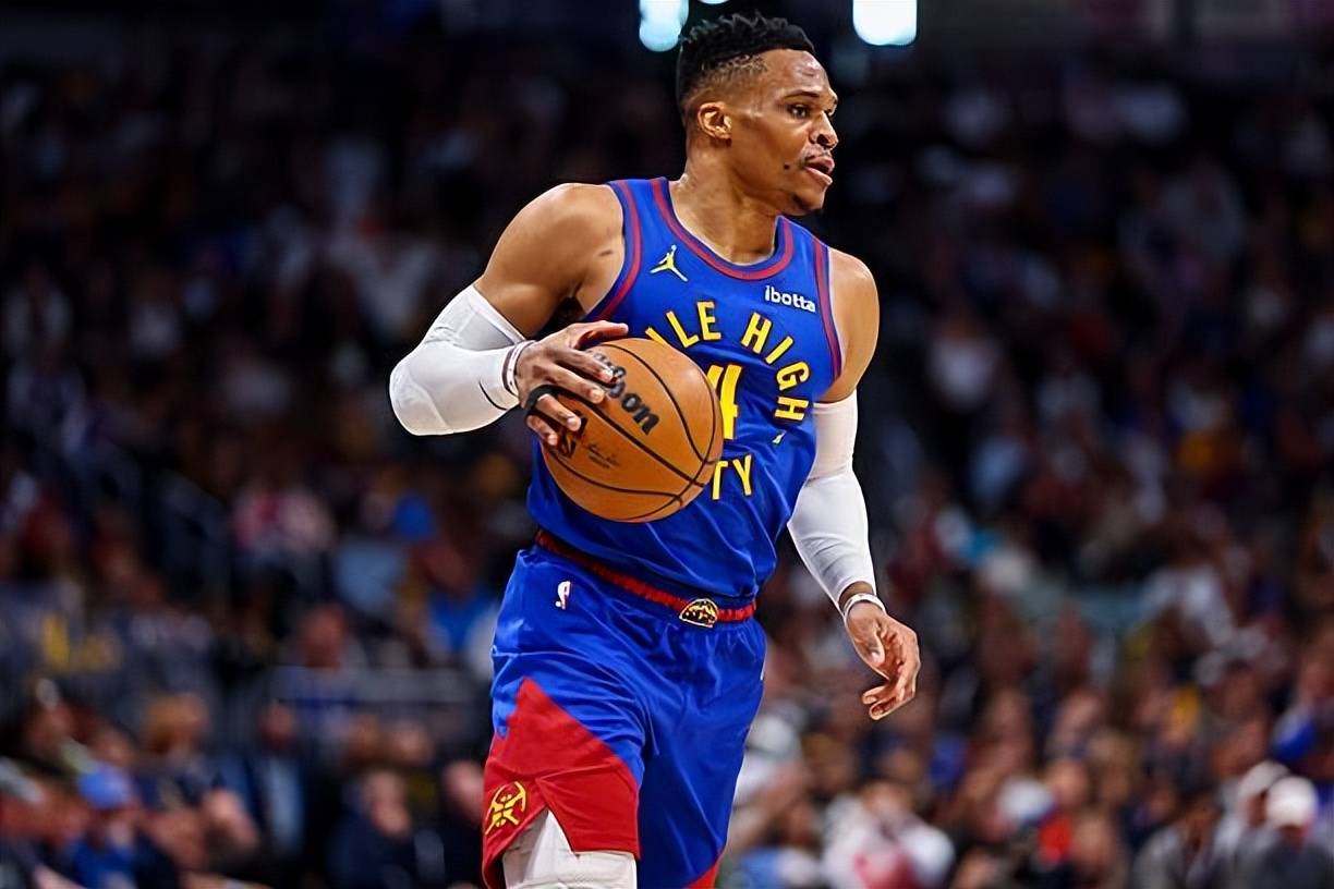 追梦科尔争执！穆迪：更衣室这类口角本就时有发生 没啥大惊小怪（追梦与科尔爆发口角，穆迪淡定：更衣室争吵常见，无需大惊小怪）